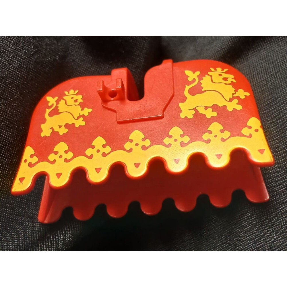LEGO Red Horse Barding Yellow Lion Ruffled Edge 2490px3 Vintage Castle 6060 - Picture 5 of 8